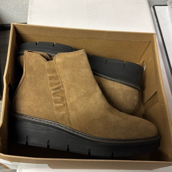 Clarks Women's Airabell Vibe Ankle Boot - Picture 2 of 4